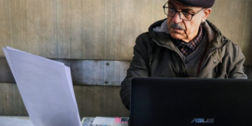 الترجمان المحلف.. حارس المعنى في الوثائق الرسمية.. ماذا تعرف عنه؟
