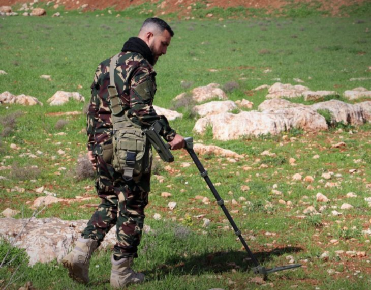 كتائب الهندسة تبدأ بإزالة الألغام ومخلفات الحرب في موقع رويحة الأثري بريف إدلب