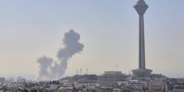 هجوم إسرائيلي أمريكي مشترك على إيران يستهدف عشرات المواقع وإيران ترد بالصواريخ الباليستية