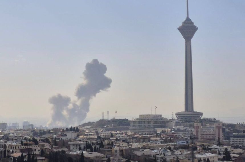 هجوم إسرائيلي أمريكي مشترك على إيران يستهدف عشرات المواقع وإيران ترد بالصواريخ الباليستية